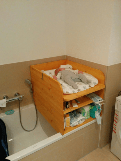 Wickelaufsatz für Badewanne mit Ablage und Zwischenboden aus Holz