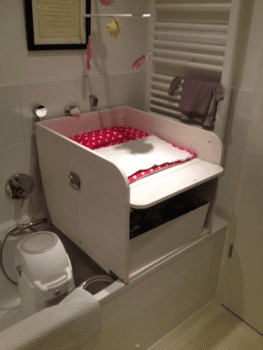 Cadre à langer pour baignoire avec tablette en bois blanc