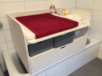 Wickelaufsatz für Badewanne mit Schublade und Ablage oben aus Holz in weiß