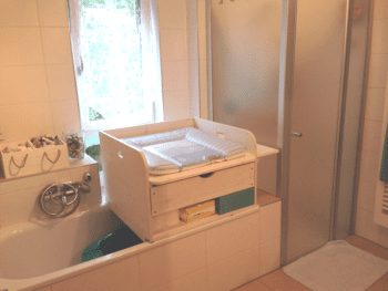 Wickelaufsatz für Badewanne mit Schublade und Ablage unten aus Holz