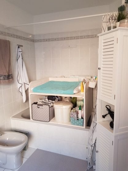 Badewannen Wickelaufsatz aus Holz in weiß