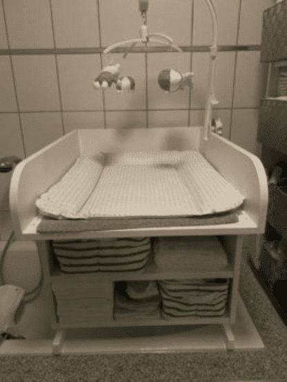 Changing unit on bath tub with shelf