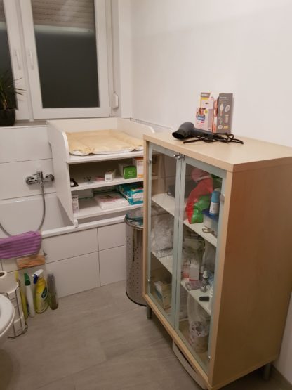 Space-saving nappy changing in the bath