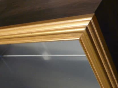 Vitrine mit Bilderrahmen
