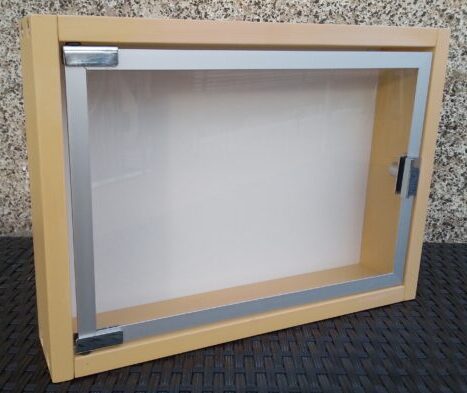 Haengerschraenkchern-mit-Glastuer