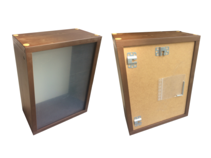 Wandvitrine vorn hinten