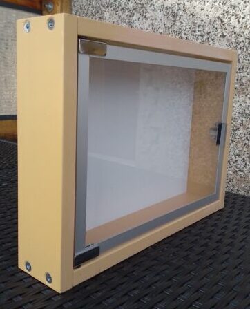 kleine-Wandvitrine-mit-Tuer-aus-Glas