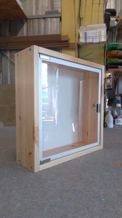 kleiner-Schaukasten-mit-Glastuer