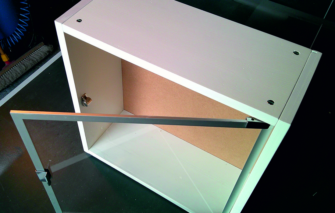 maßgefertigte Hängevitrinejpg