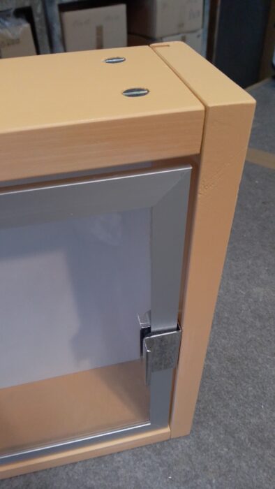 massgefertigte-Wandvitrine-mit-Tuer