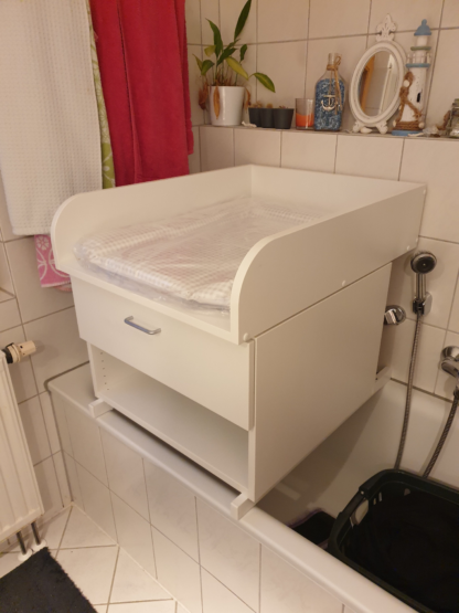 Wickeltisch auf Badewanne