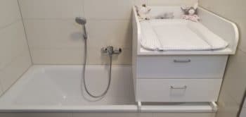 Wickeltisch auf der Badewanne